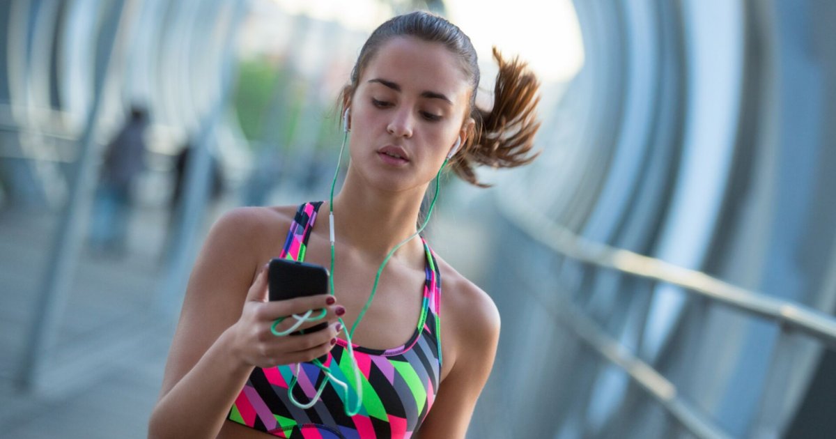 Courir avec son téléphone pour écouter de la musique